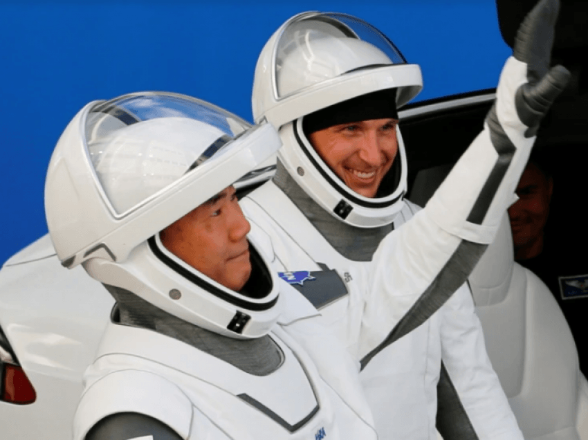 SpaceX kthen me sukses astronautët në Tokë