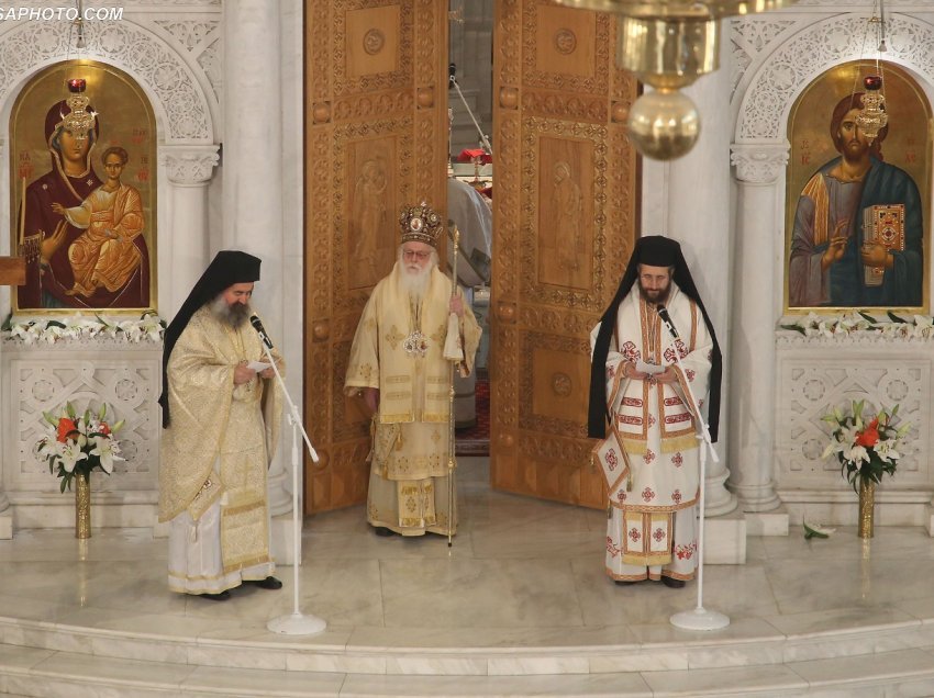 Krishti u ngjall/ Besimtarët ortodoksë festojnë Pashkën