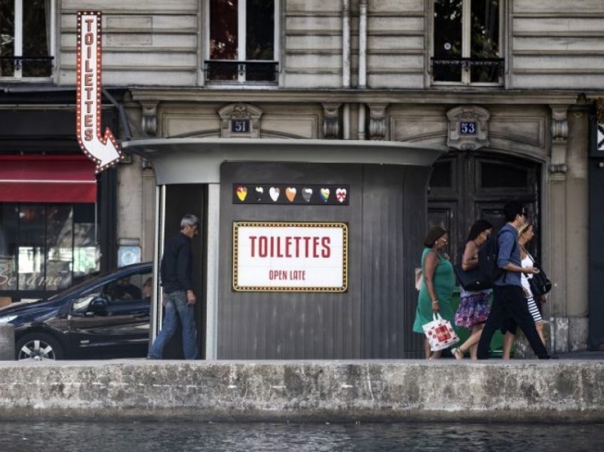 Në Paris, radhë para tualeteve publike për shkak të kafeneve të mbyllura