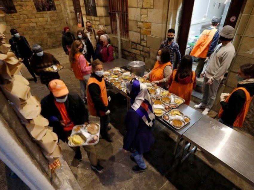 Kisha katolike në Barcelonë hap dyert që agjëruesit myslimanë të bëjnë iftar