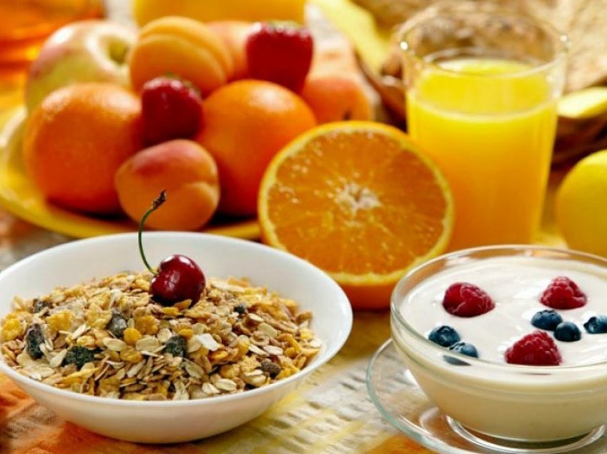 Çfarë të hani në mëngjes nëse doni të humbni peshë!