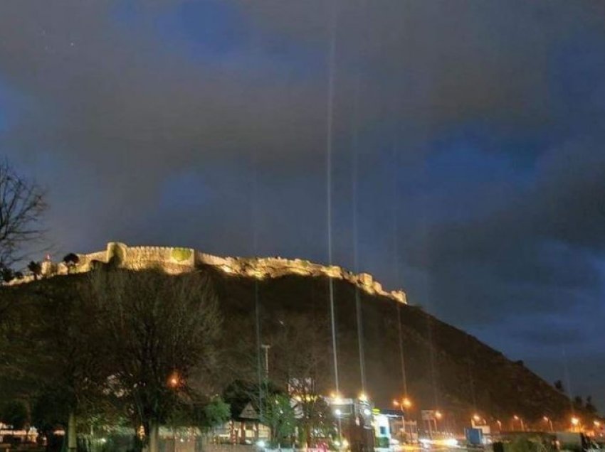 Tre muaj pasi u bë me ndriçim, hajnat gërmojnë thellë dhe vjedhin kabllot elektrike në Kalanë e Shkodrës