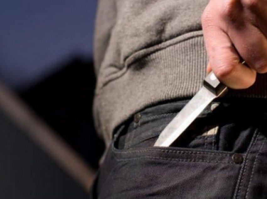 Arrestohet 17-vjeçari në Elbasan, plagosi me thikë 29-vjeçaren