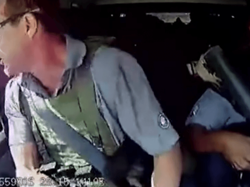 Policit në Afrikë të Jugut i ekzekutohen plumbat në makinën e tij të blinduar – reagimi i tij është i habitshëm