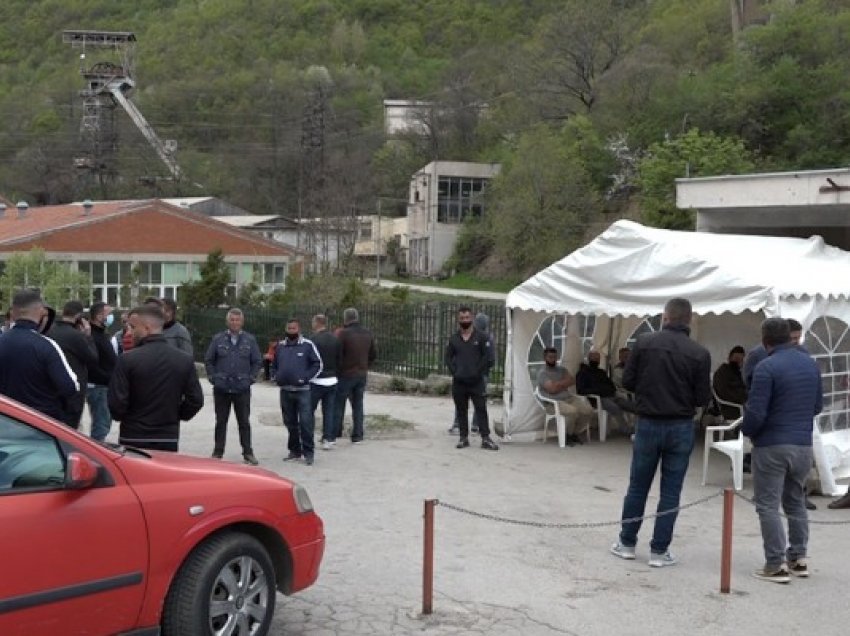 ​Të pakënaqurit me punësimet në Trepçë ngrisin tendë para minierës