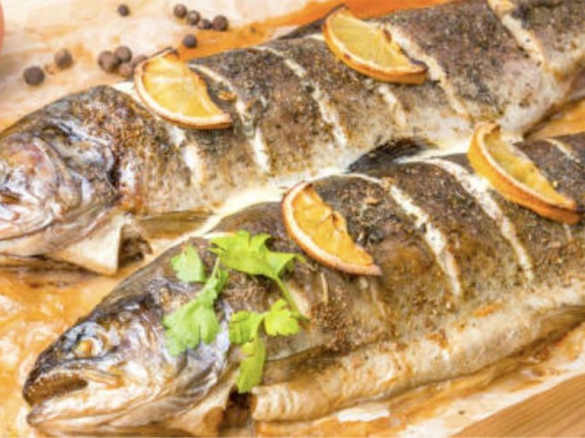 Për të përgatitur peshkun me shije perfekte, iu duhet vetëm vaj ulliri, limon dhe hudhra
