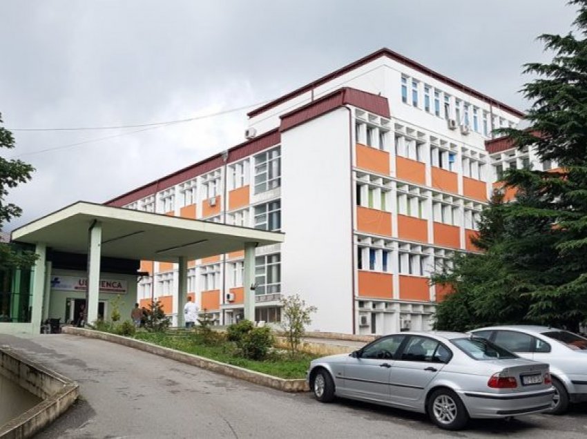 Në Spitalin e Pejës po trajtohen 77 pacientë me COVID-19, 13 janë në gjendje të rëndë
