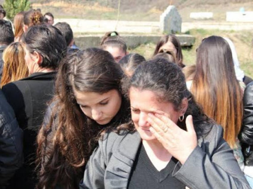 Humbi të birin 7-vjeçar në tragjedinë e Gërdecit/ Zamira Durdaj kallëzon në SPAK ish-ministrin 