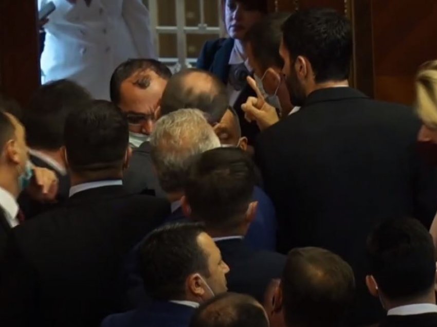 Pamje/Ky është momenti kur tensionohet situata në Kuvend, deputetët gati të përleshen