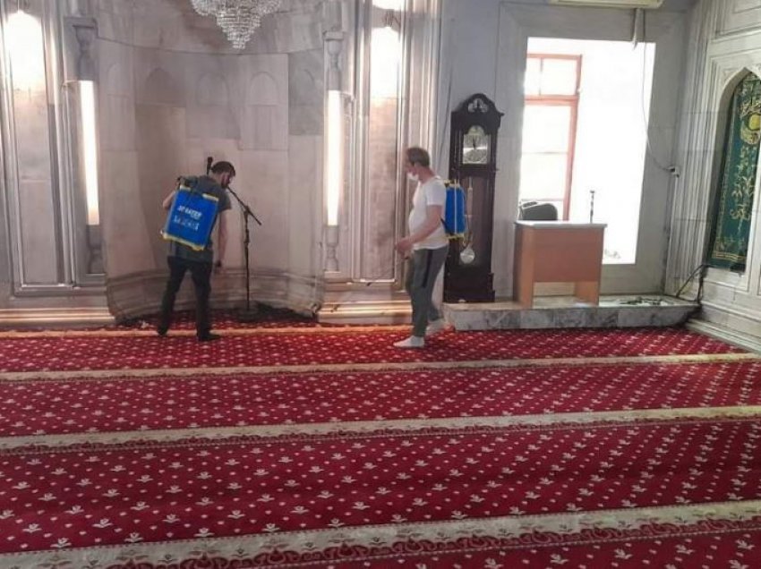 Komuna e Çairit dezinfektoi xhamitë: Qytetarët në mënyrë të sigurt mund t’i kryejnë ritualet
