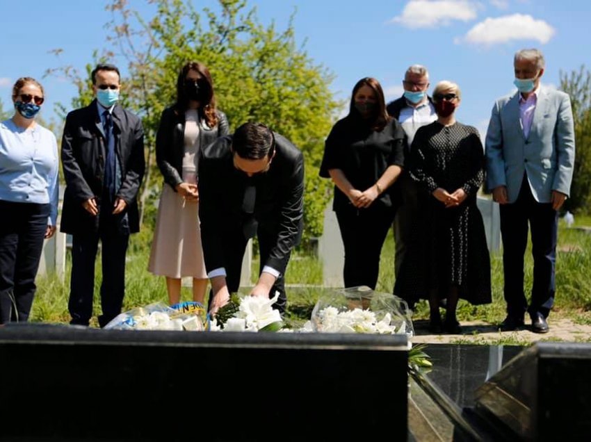 Abdixhiku bën homazhe te varri i Aganit: Emri i tij u skalit në gurthemelin e Kosovës