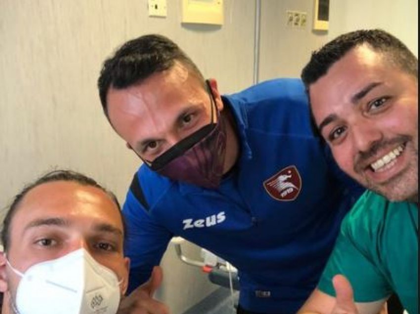 Mbrojtësit të Kombëtares shqiptare i bie të fikët, transportohet në spital! Ja arsyeja