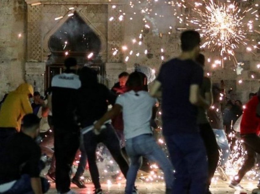 Përleshja në xhaminë Al-Aqsa – raportohet për dhjetëra të lënduar në Jerusalem