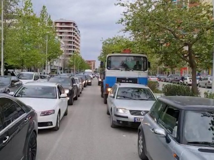 Fundjava rikthen trafikun në Vlorë, rrëshqitja e dherave bllokon makinat që kthehen nga bregdeti