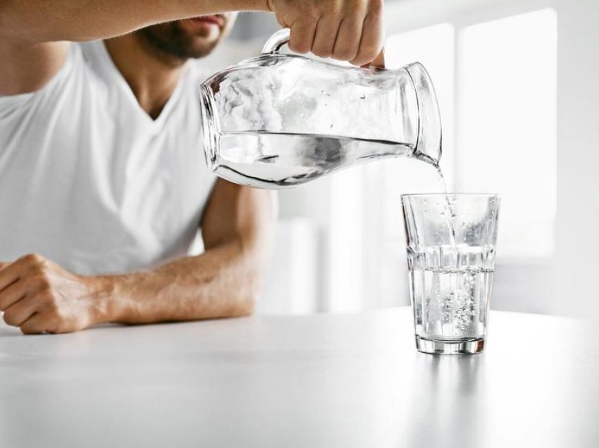 Çfarë ndodh me trupin nëse pini shumë ujë?