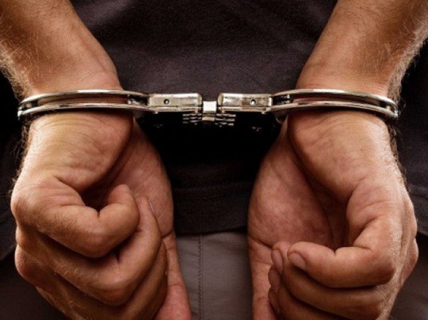 Refuzoi t’i bindej urdhrit të policisë për të ndaluar, arrestohet 51-vjeçari në Fier