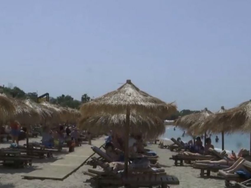 Rihapen plazhet në Greqi, pamjet e qytetarëve duke shijuar lirinë e munguar