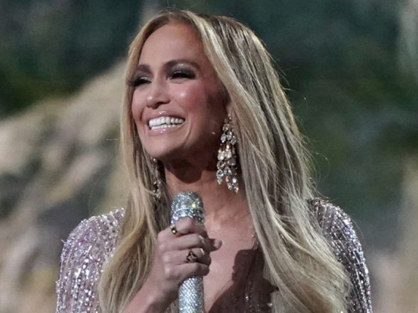 Jennifer Lopez interpreton “Sweet Caroline” dhe “Ain’t Your Mama” në koncertin “VAX Live: The Concert to Reunite the World”