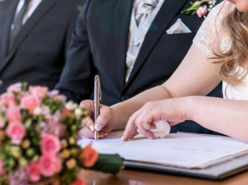 Lejohet edhe përdorimi i mbiemrit të nënës në certifikatat martesore në Angli