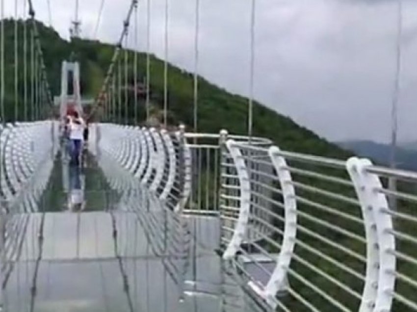 Shkatërrohet ura prej xhami, turisti mbetet i varur në lartësinë 100 metra