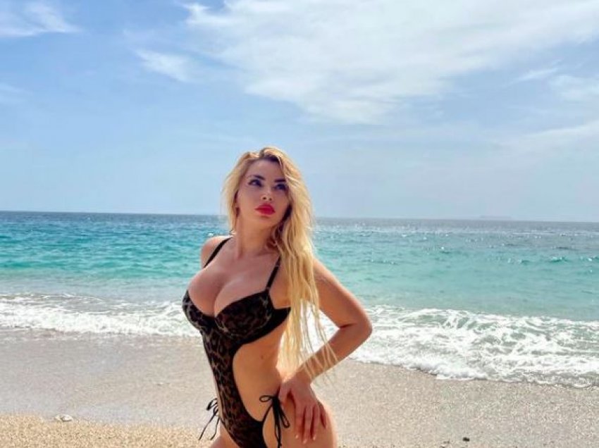 Turistja e parë modele mbërrin në Dhërmi, Xhensila Seferi shpall të hapur sezonin e bikinit