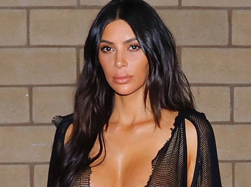 Kim Kardashian josh fansat e veshur me bluzën rrjetë