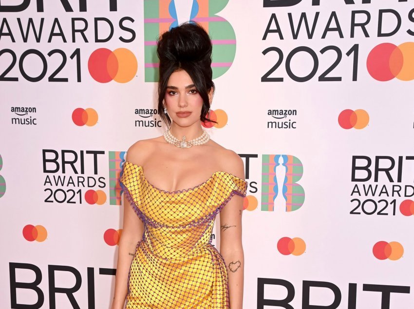 Dua Lipa mahnit publikun me veshjen e saj në “Brit Awards”