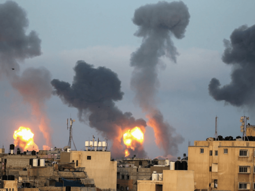 Vazhdojnë luftimet: Hamasi hedh raketa në Tel-Aviv, Izraeli shemb kompleksin në Gazë