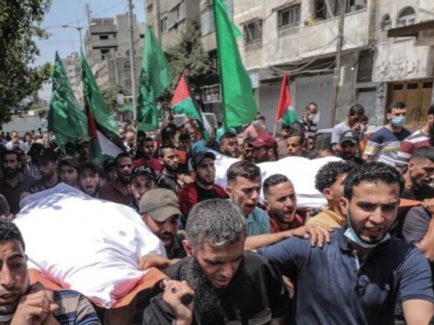 Gjendje e tmerrshme në Gaza: Varrosen të vrarët derisa vijon zjarri ajror i Izraelit si dhe raketat e Hamas