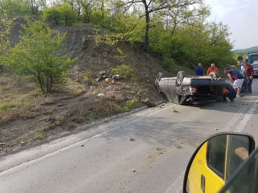 Rrokulliset vetura në rrugën Gjilan-Prishtinë, tre persona të lënduar