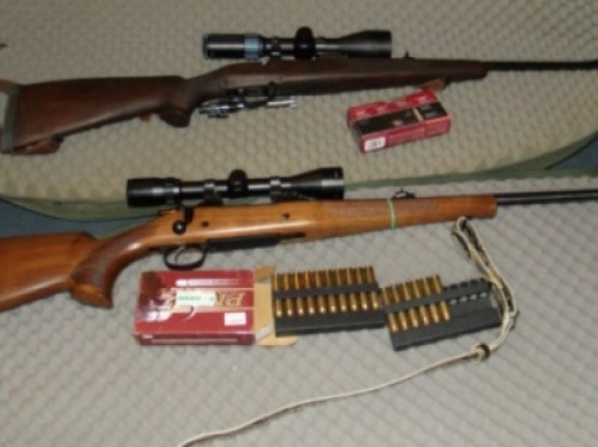 Konfiskohen armë të mbajtura pa leje dhe arrestohen 2 persona të dyshuar