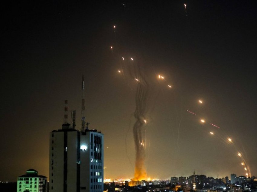 Hamasi brenda disa minutave lëshoi 130 raketa drejt Tel Avivit