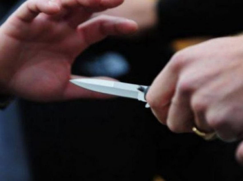 Theret me thikë një femër në Fushë Kosovë