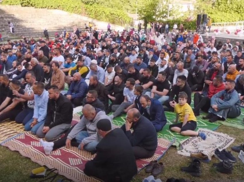 ‘Paqe, bagati’, edhe në Gjirokastër festohet Fiter Bajrami