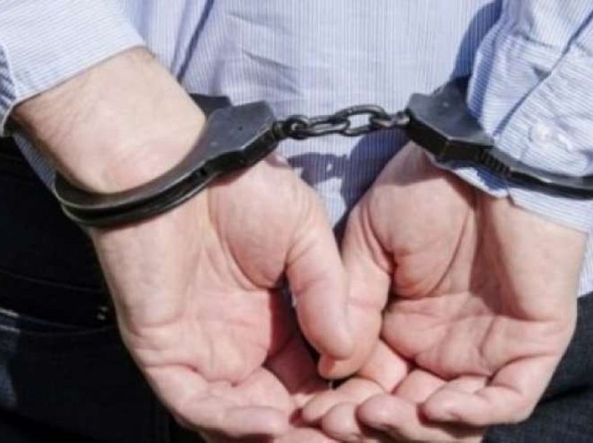 Të akuzuar për drogë, policia u vë prangat babë e bir në Durrës