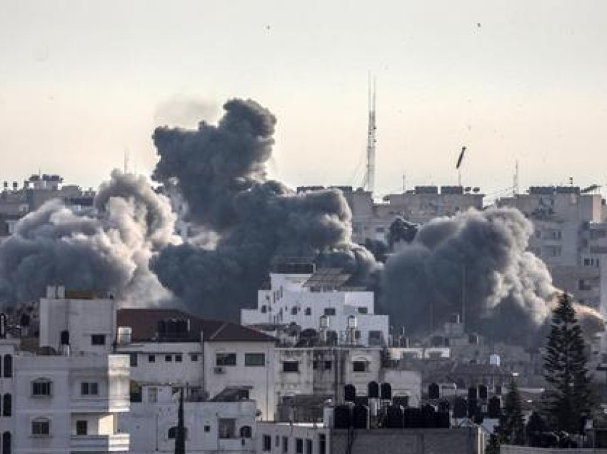 Pamjet/ Momenti i shembjes së ndërtesës 14-katërshe në Gaza pas bombardimeve izraelite