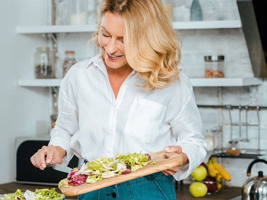 Dieta në menopauzë, çfarë duhet të hani dhe çfarë të shmangni