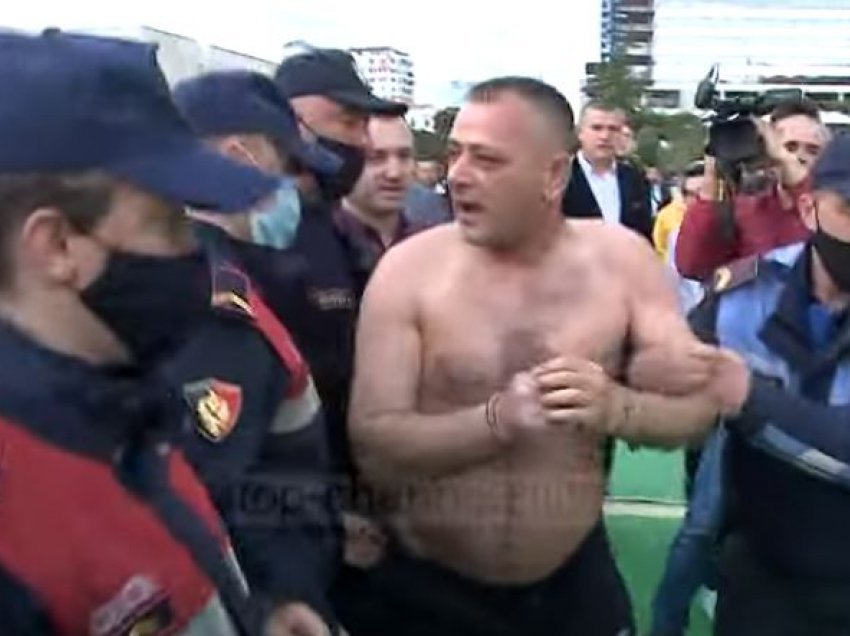 “S’ka Zot”! Incident i rëndë gjatë faljes së Fiter Bajramit, një person hyn në sheshin “Skënderbej” dhe tenton të vetëdigjet