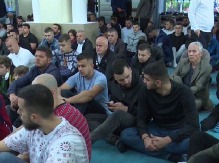 Besimtarët myslimanë në Shkodër falin namazin në xhami, për shkak të kushteve atmosferike