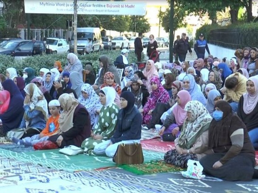 Vlorë/ Besimtarët myslimanë falin Bajramin në xhaminë e Plumbit