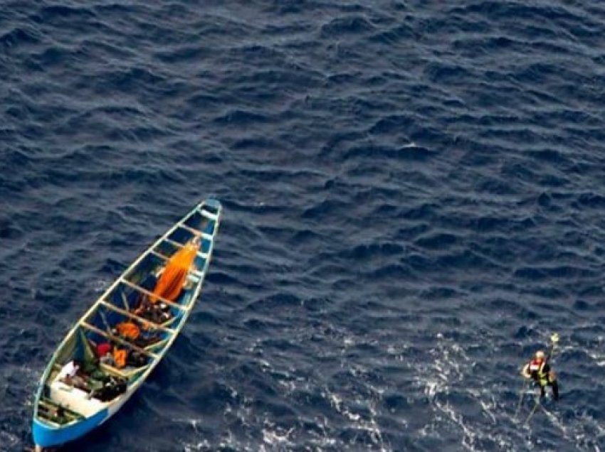 E vetmja e mbijetuar mes 59 pasagjerëve, adoleshentja në det të hapur për 3 javë pa ujë dhe ushqim