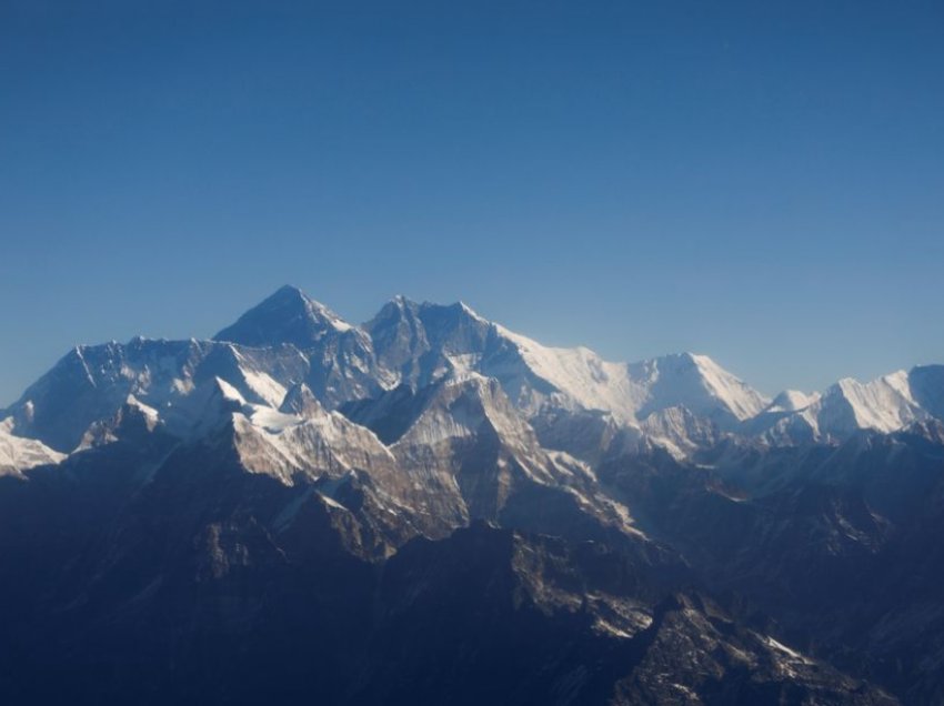 Kina anulon ngjitjen pranverore në Everest për shkak të koronavirusit