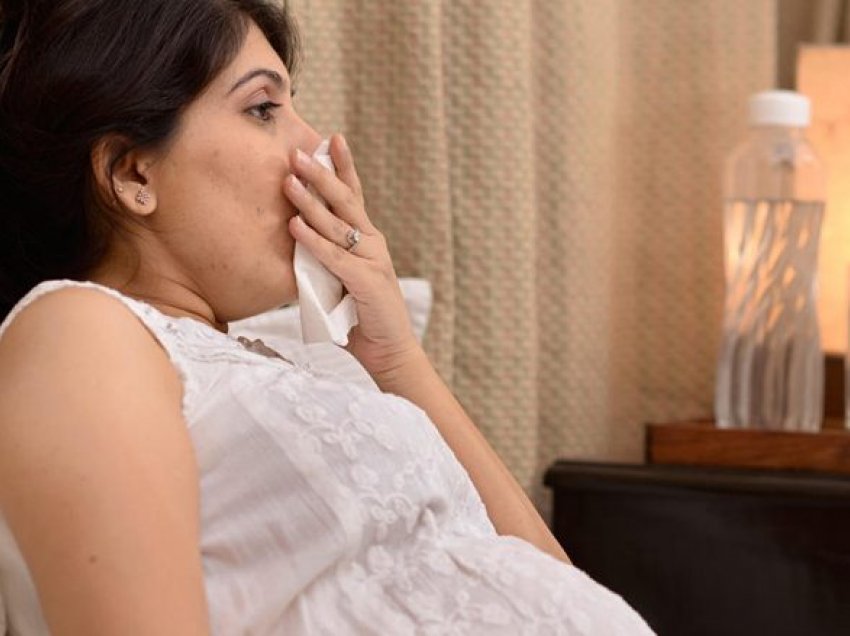 Kollë kronike në shtatzëni: Cilat janë shkaqet dhe si trajtohet?