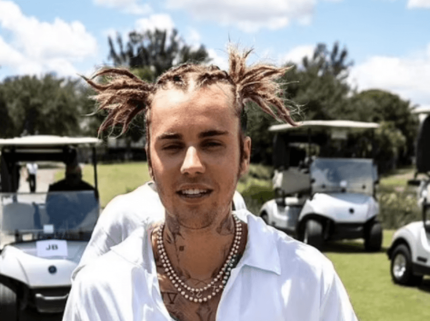 Justin Bieber shfaq stilin e flokëve ‘dreadlocks’, ndonëse po akuzohet për përvetësim kulturor për herë të dytë