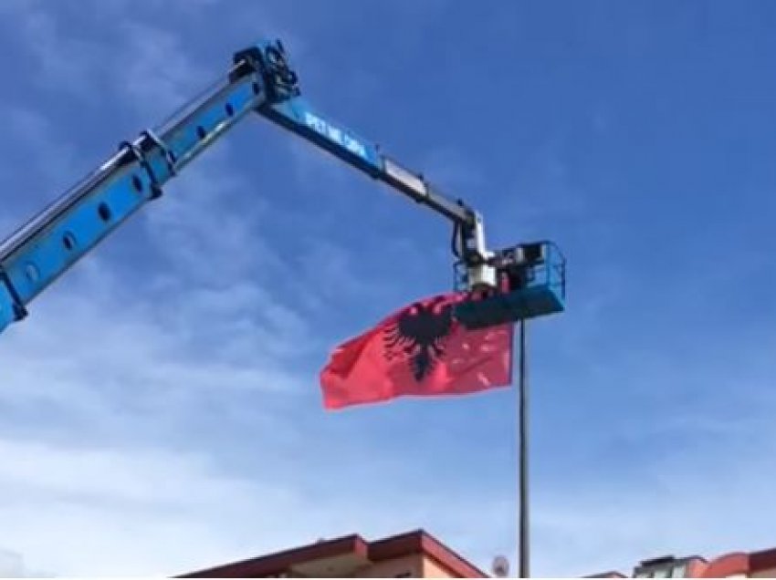Vendoset flamuri kuq e zi në Bazhdarhane të Prizrenit, qytetarët kërkojnë edhe flamurin e Kosovës 