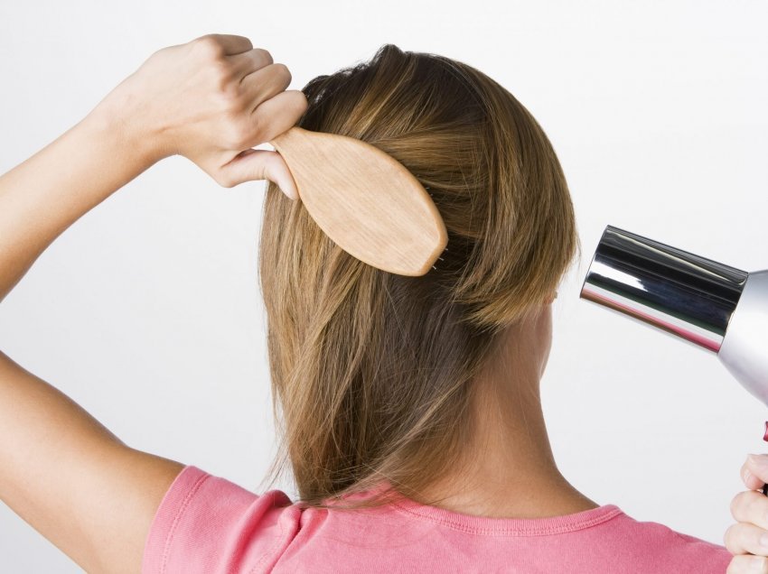 Gabimet më të shpeshta që bëni gjatë tharjes së flokëve