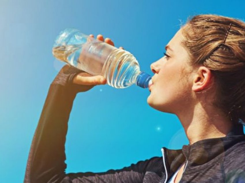 Sa shpesh duhet të pini ujë kur stërviteni?