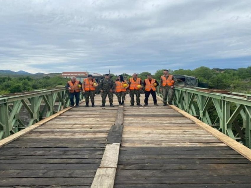 Forcat e Armatosura rindërtojnë urën në fshatin Kalivac, u shemb nga reshjet intensive
