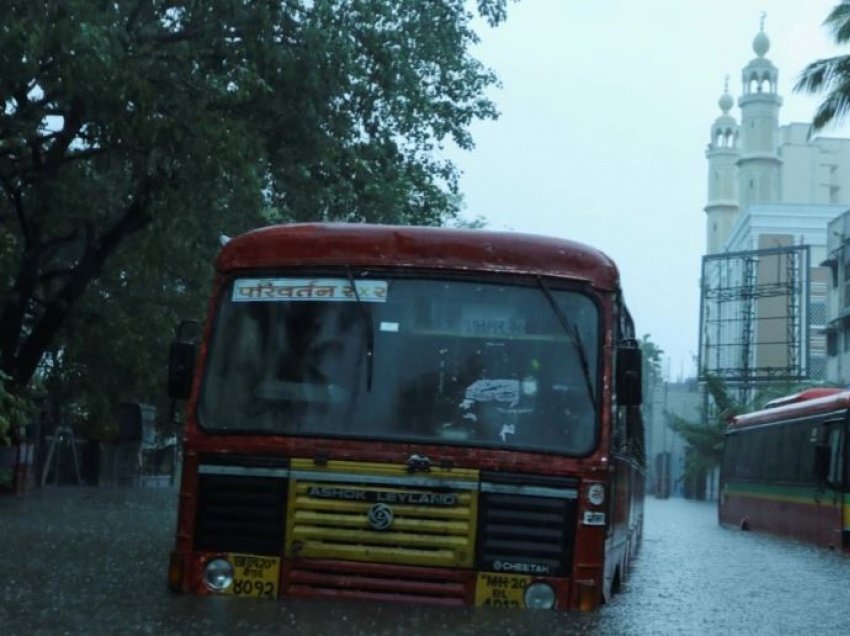 Indi, me mijëra të evakuuar në pritje të ciklonit