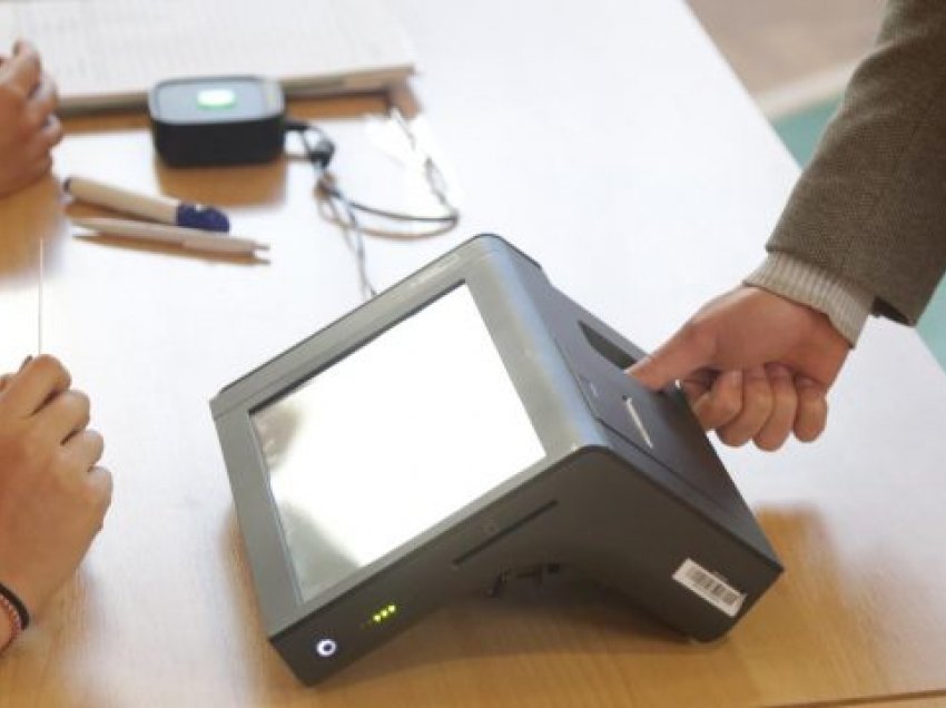Votimi elektronik shoqërohet me probleme në Vorë, qytetarët nuk dinë të përdorin pajisjen